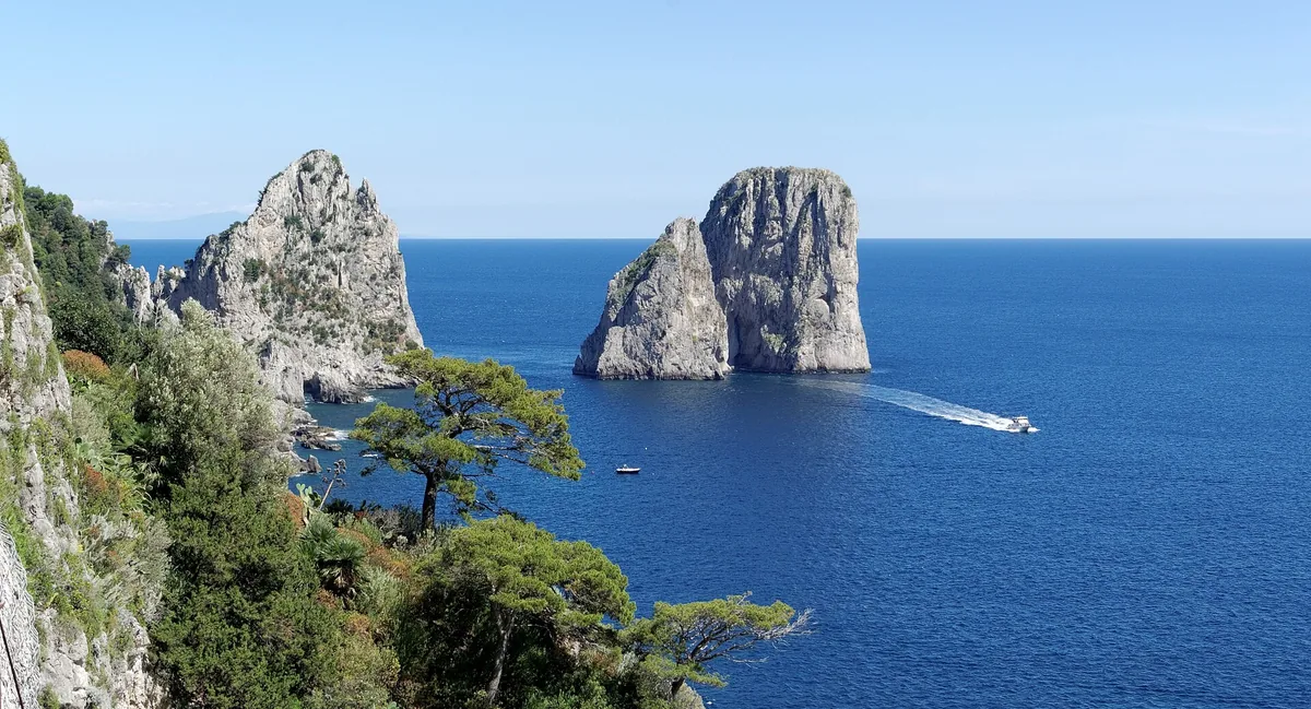 Die Faraglioni-Felsformationen, die sich aus dem tiefblauen Meer vor Capri erheben