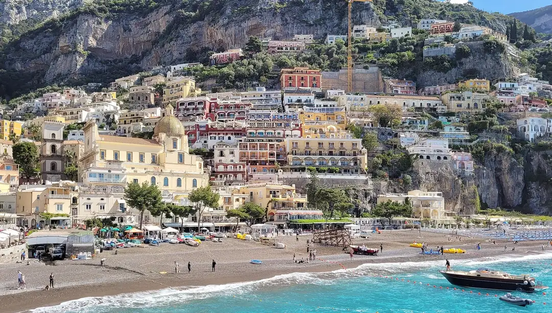 Le case pastello di Positano impilate sulla scogliera sopra la spiaggia