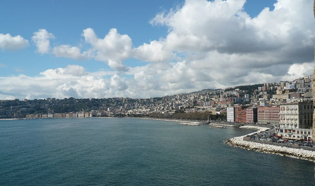 Le front de mer de la Via Caracciolo sinuant vers Posillipo, vu depuis le Castel dell'Ovo