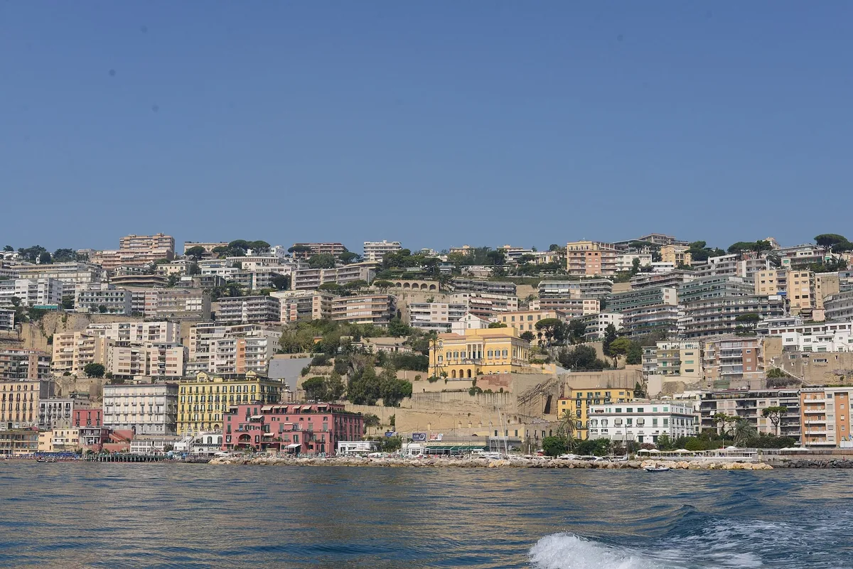 Villas et immeubles résidentiels sur les pentes de la colline de Posillipo dominant la mer