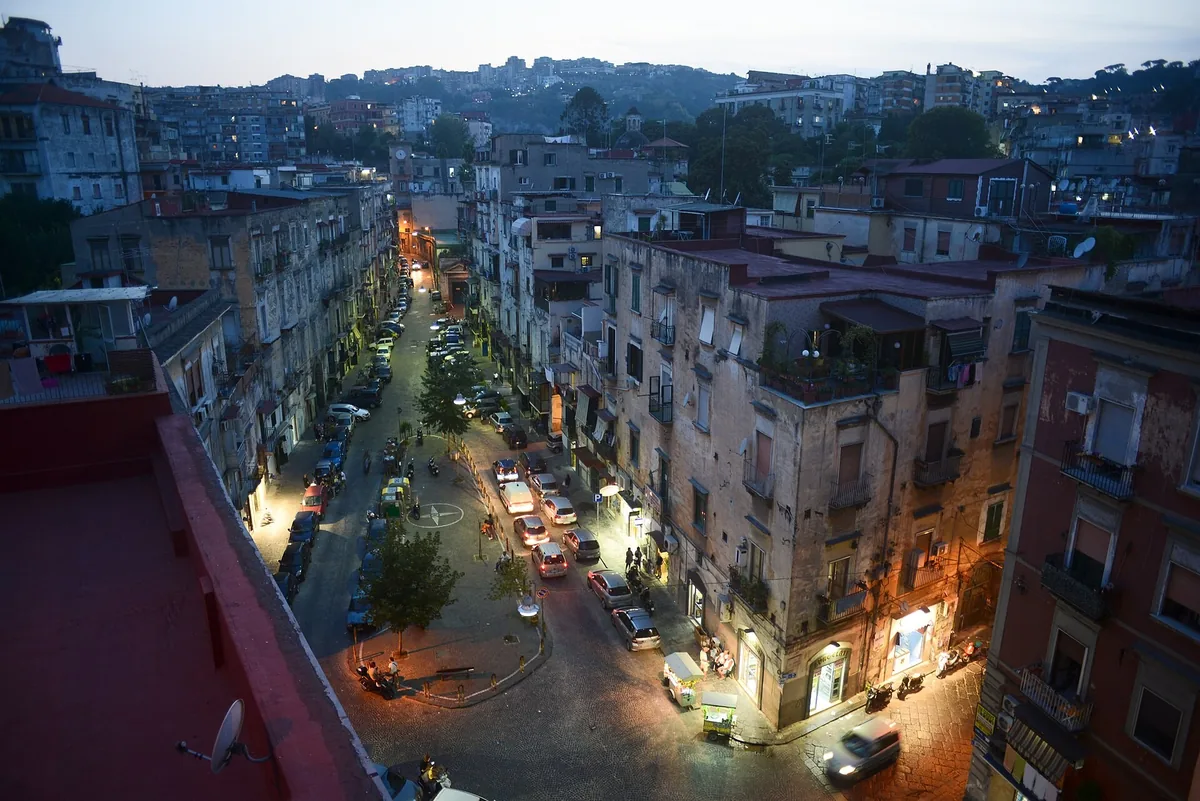 Les rues du Rione Sanità éclairées au crépuscule, vues depuis le pont de la Sanità