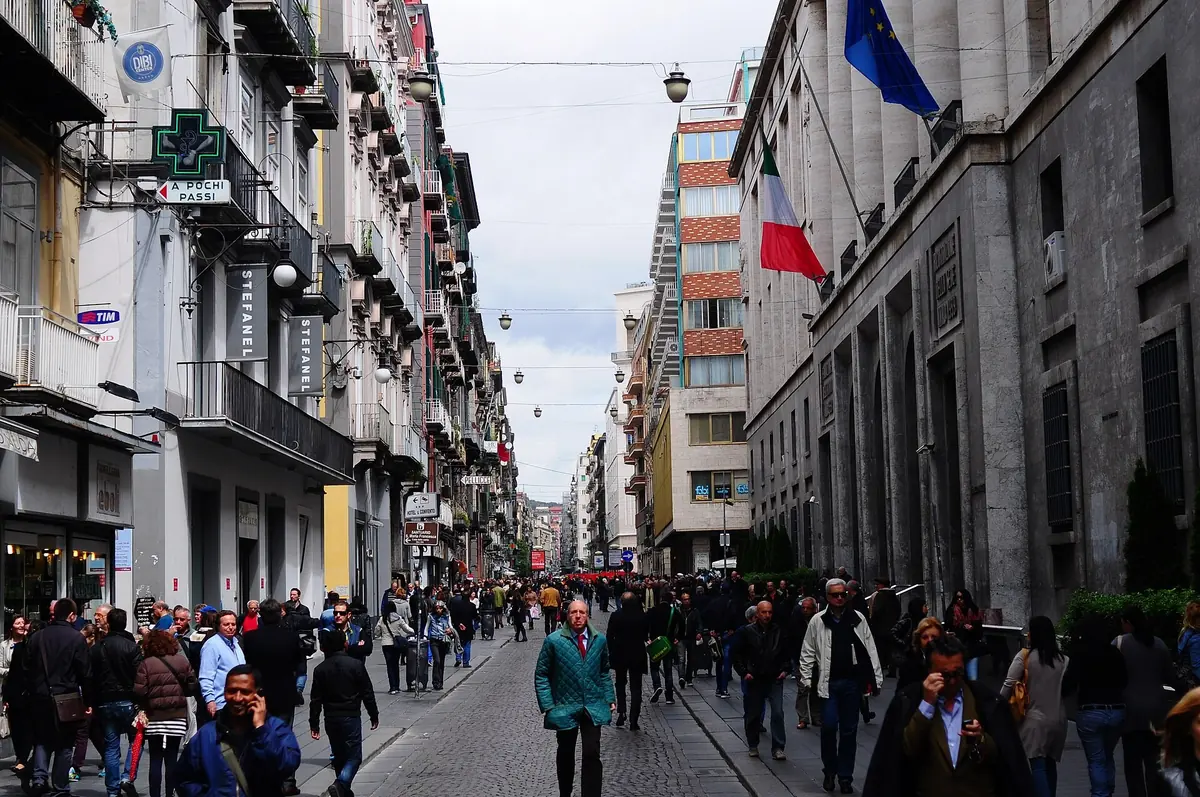 Des foules de clients marchant sur la Via Toledo piétonne au centre de Naples