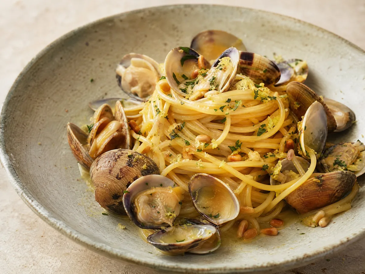 Spaghetto mit Venusmuscheln, geräucherter Butter, Pinienkernen und Zitrone