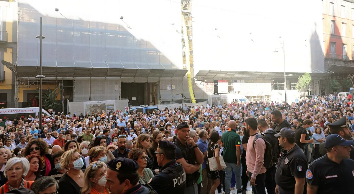 Foule devant la cathédrale de Naples lors de la Festa di San Gennaro le 19 septembre