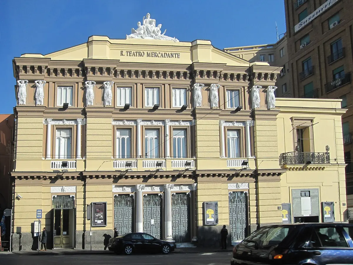 Façade du théâtre Teatro Mercadante sur la Piazza Municipio à Naples