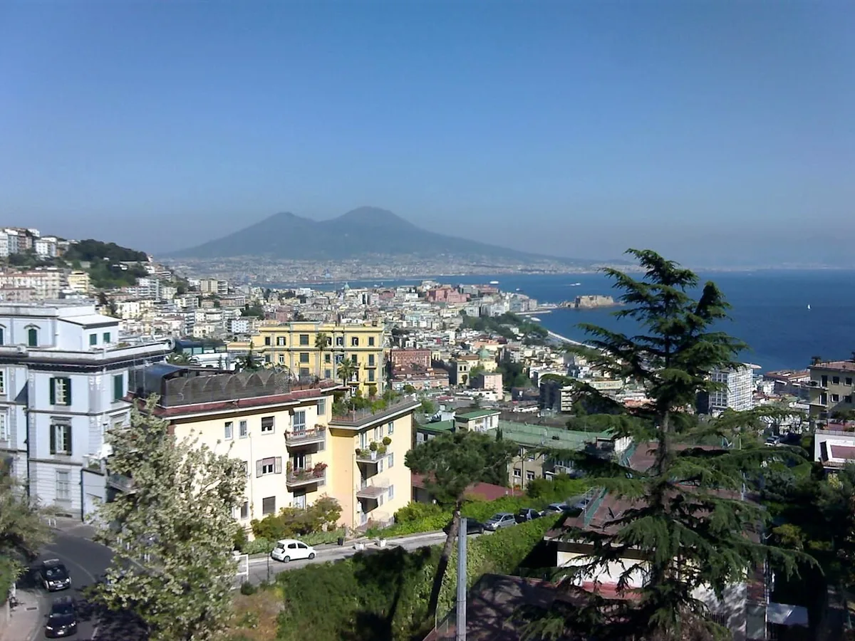 Blick über Neapel und die Bucht zum Vesuv vom Corso Vittorio Emanuele