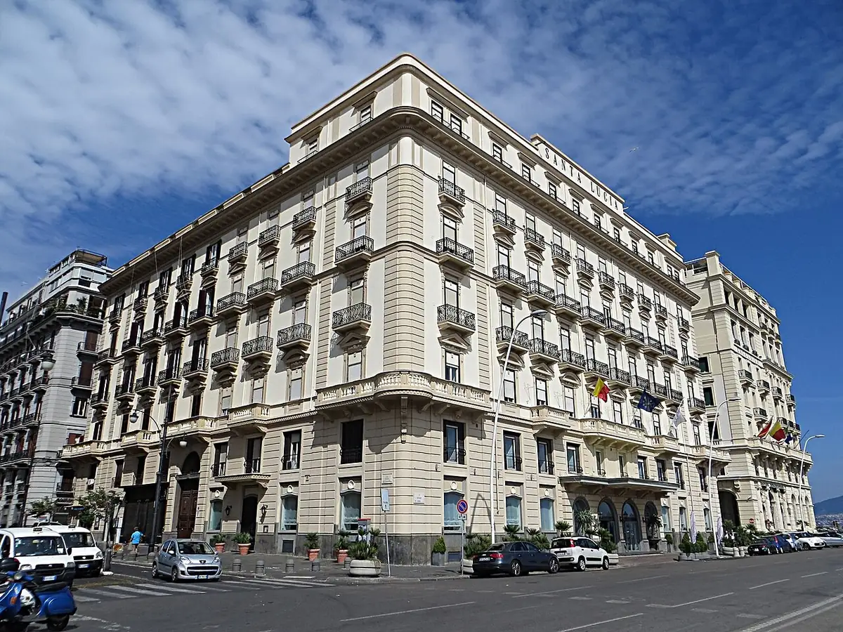 Die Eckfassade des Grand Hotel Santa Lucia an der neapolitanischen Hafenpromenade