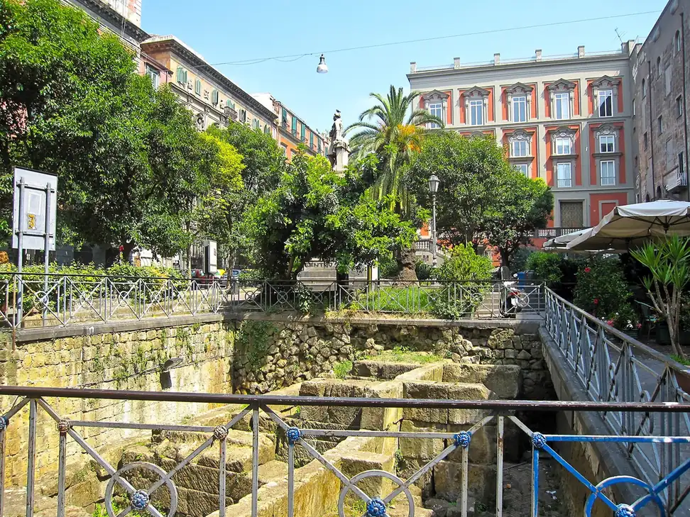 Garten und ausgegrabene griechische Mauern auf der Piazza Bellini im historischen Zentrum von Neapel
