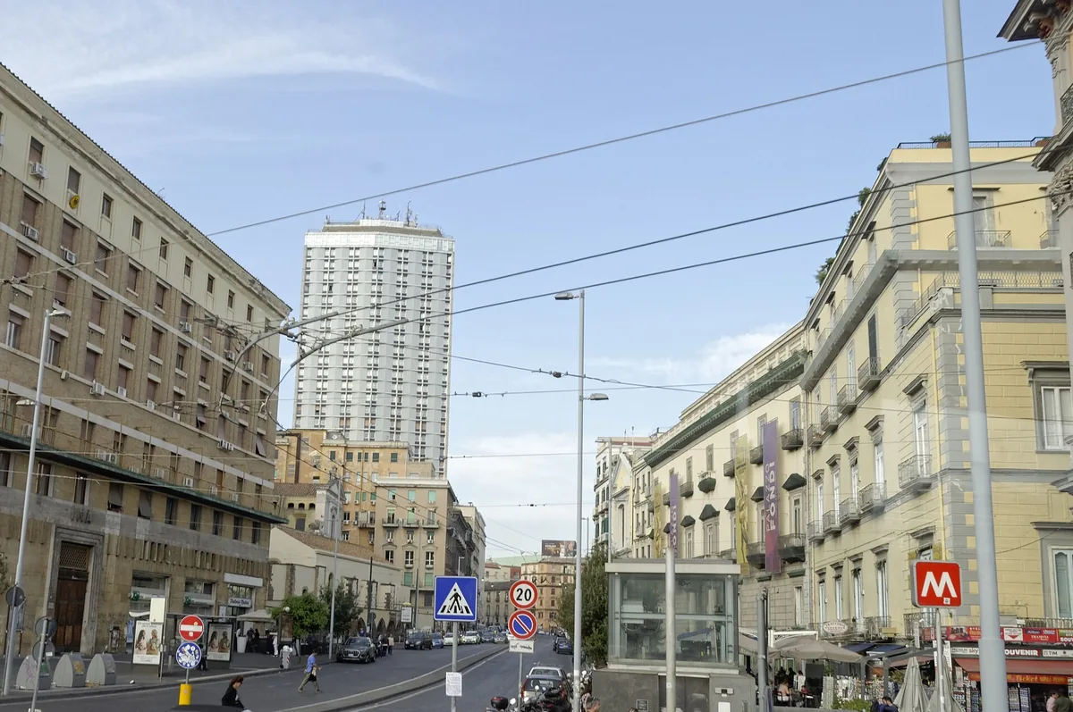 Via Medina nahe Piazza Municipio mit Metroschild und Hochhaus