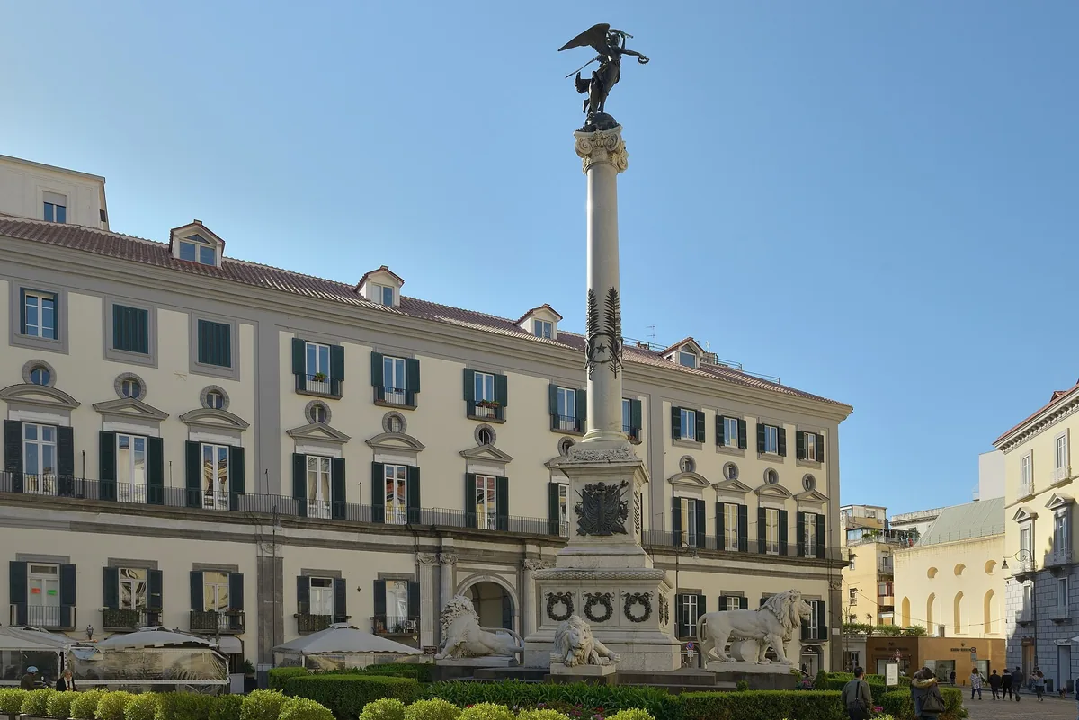 Piazza dei Martiri in Chiaia mit Siegessäule und Palazzi