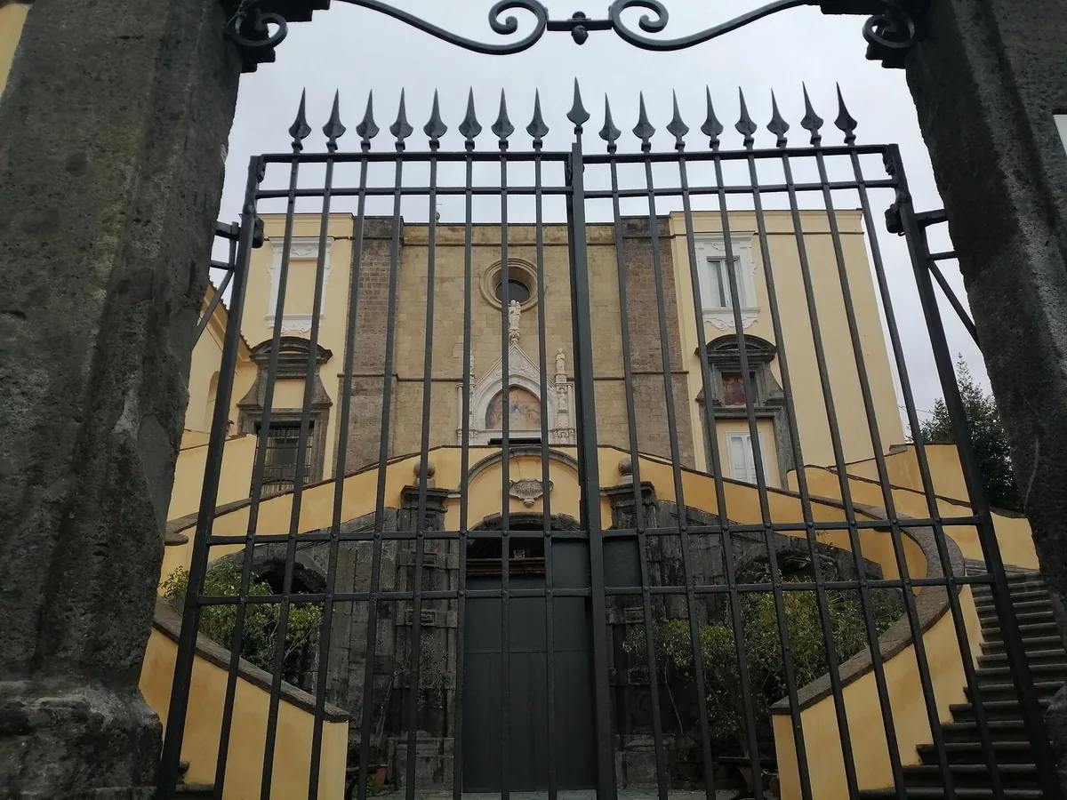 Die Kirche San Giovanni a Carbonara durch ihr Eisengitter in der Via Carbonara