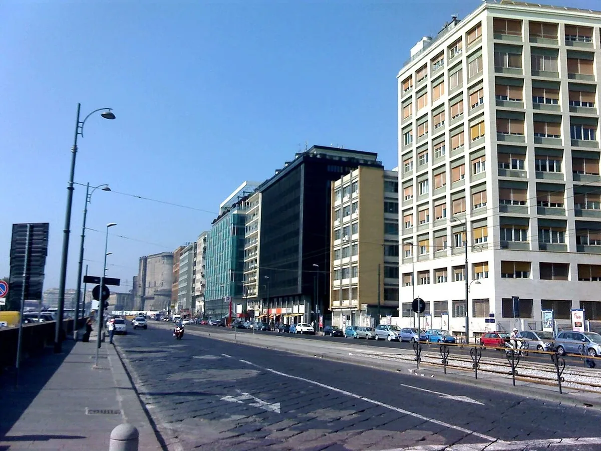 Bürogebäude entlang der Via Cristoforo Colombo am Hafen von Neapel