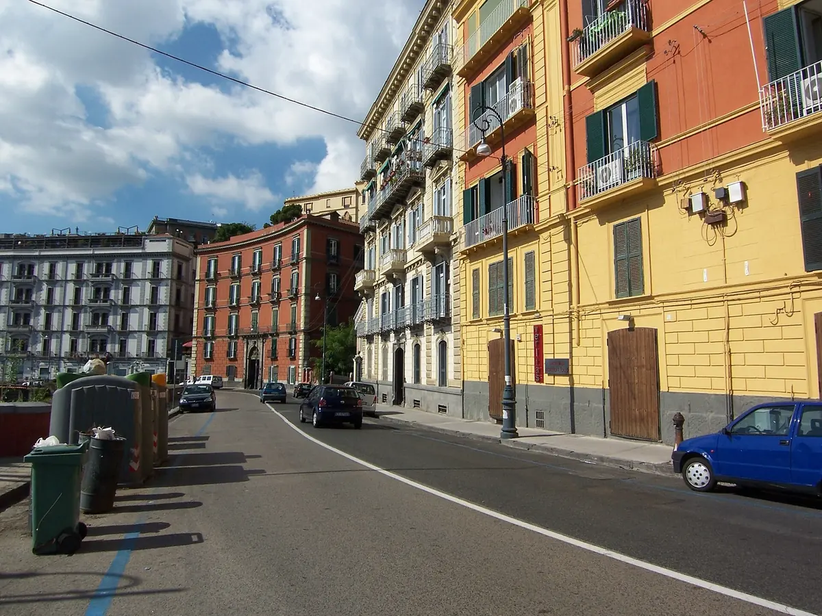 Pastellfarbene Palazzi entlang des geschwungenen Corso Vittorio Emanuele am Hang über Neapel