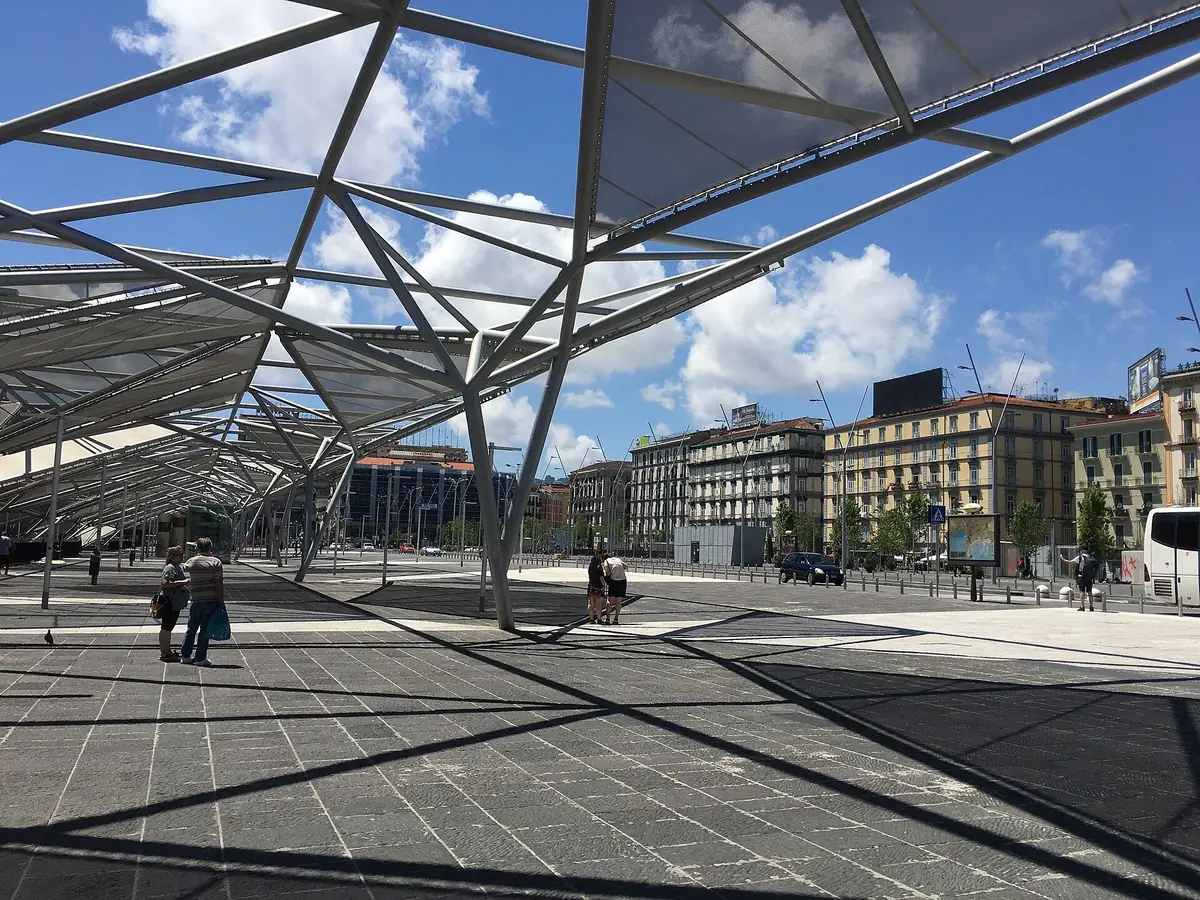 Stahlschattige Überdachungen über dem wiederaufgebauten Piazza Garibaldi vor dem Bahnhof Napoli Centrale