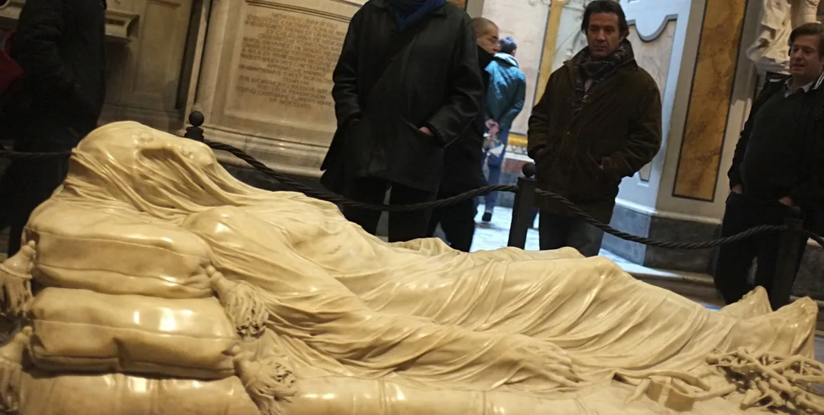 Le Christ voilé en marbre sous son linceul sculpté dans la Cappella Sansevero, avec des visiteurs en arrière-plan
