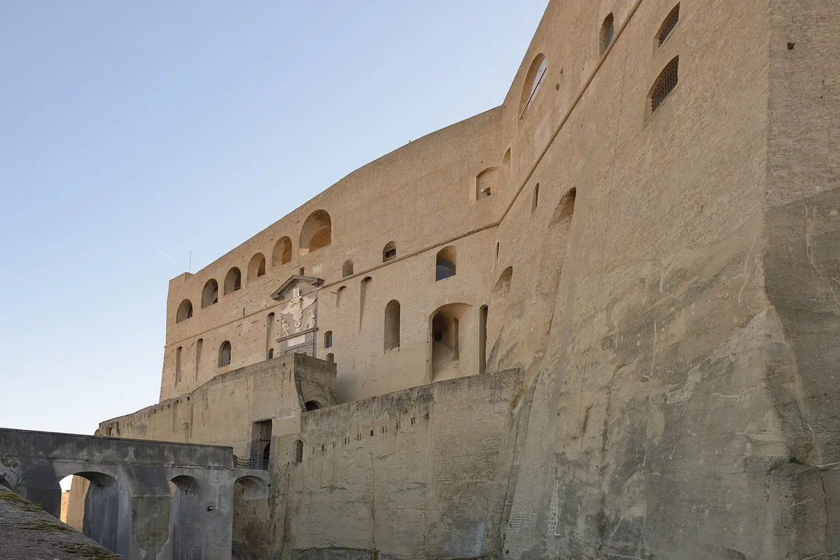 Les imposants remparts en tuf et la rampe d’accès du Castel Sant’Elmo sur la colline du Vomero