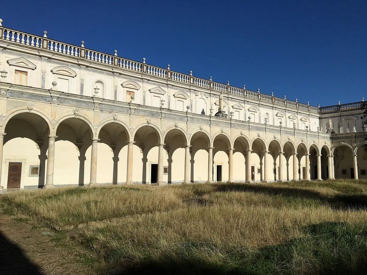 Le Chiostro Grande à arcades de la Certosa di San Martino sous un ciel bleu profond