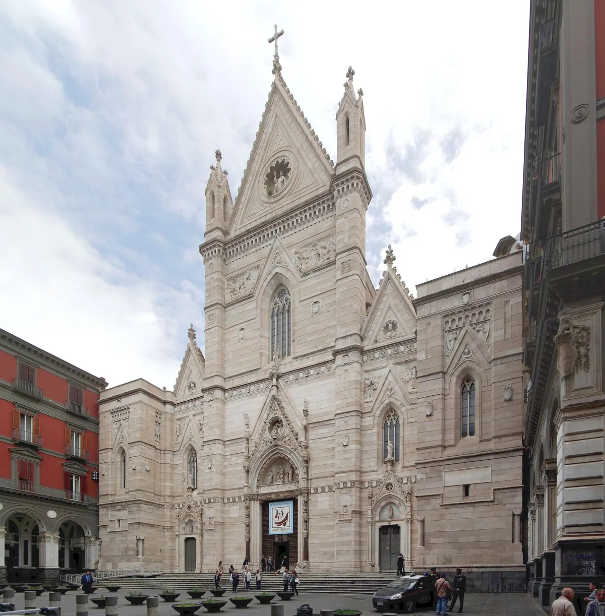 Façade gothique en marbre blanc de la cathédrale de Naples avec son pignon central pointu, vue depuis Via Duomo