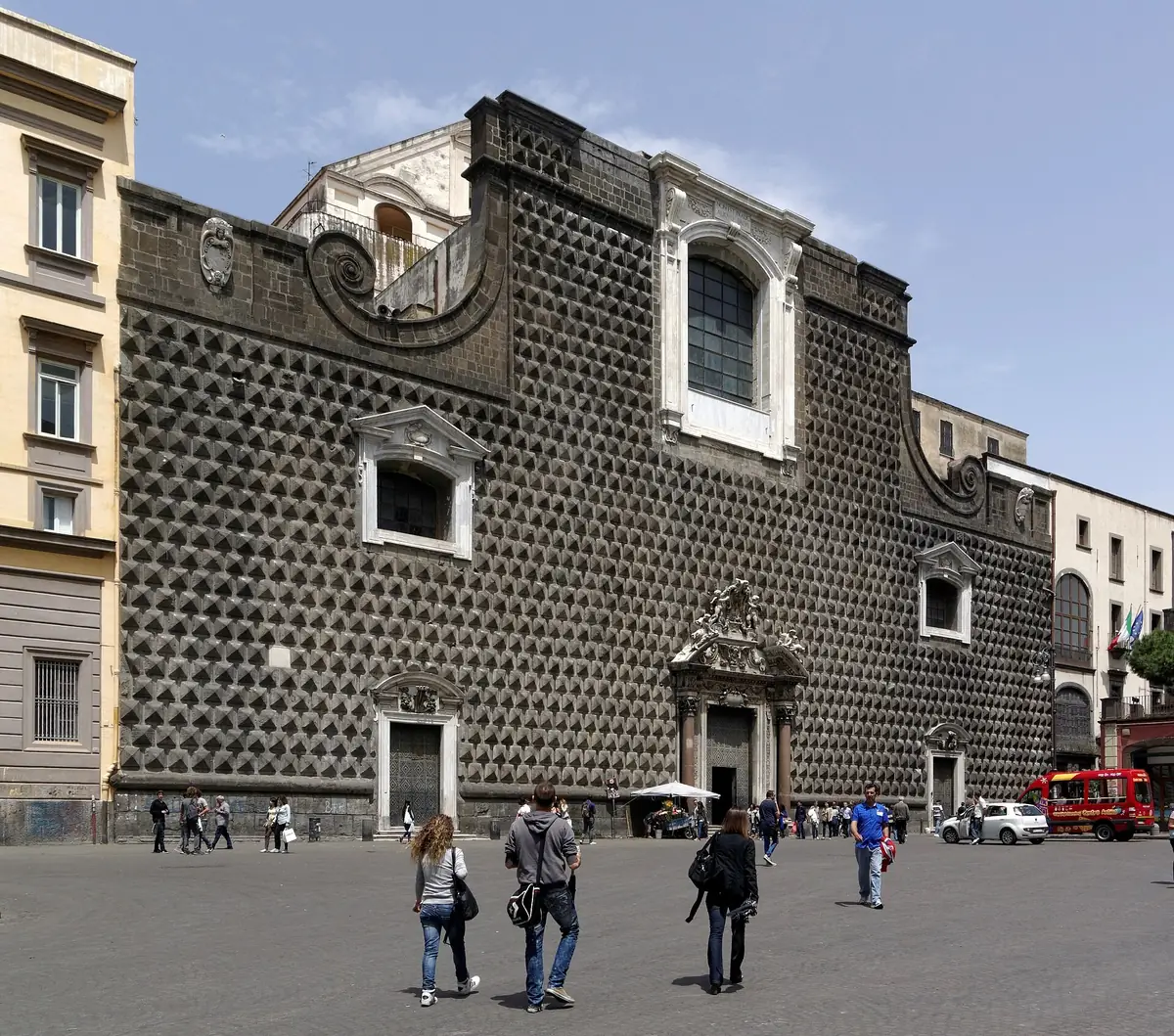Façade en pierre grise à pointes de diamant de l’église Gesù Nuovo sur la Piazza del Gesù Nuovo