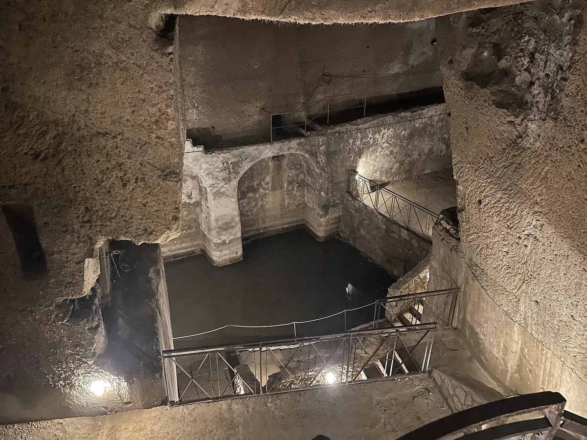 Citerne d’eau antique et passerelle creusées dans le tuf sous Naples sur le parcours Napoli Sotterranea