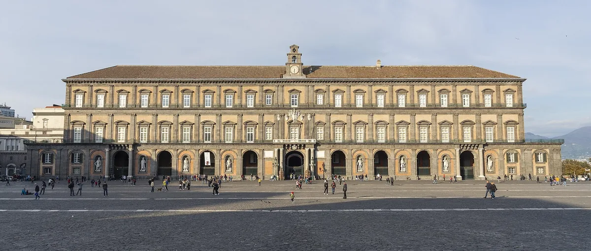 La longue façade à arcades du Palazzo Reale di Napoli en face de la Piazza del Plebiscito