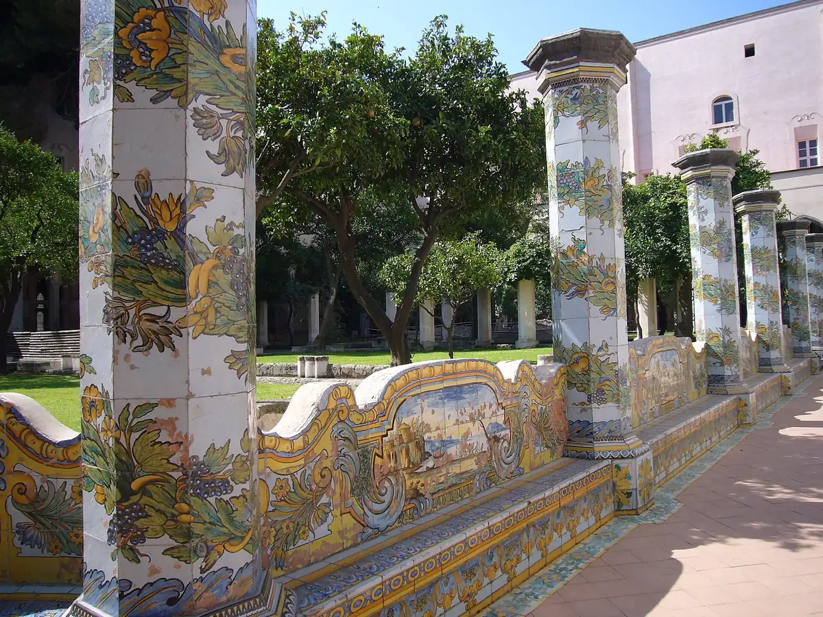 Colonnes et bancs en majolique peinte à la main dans le cloître de Santa Chiara à Naples