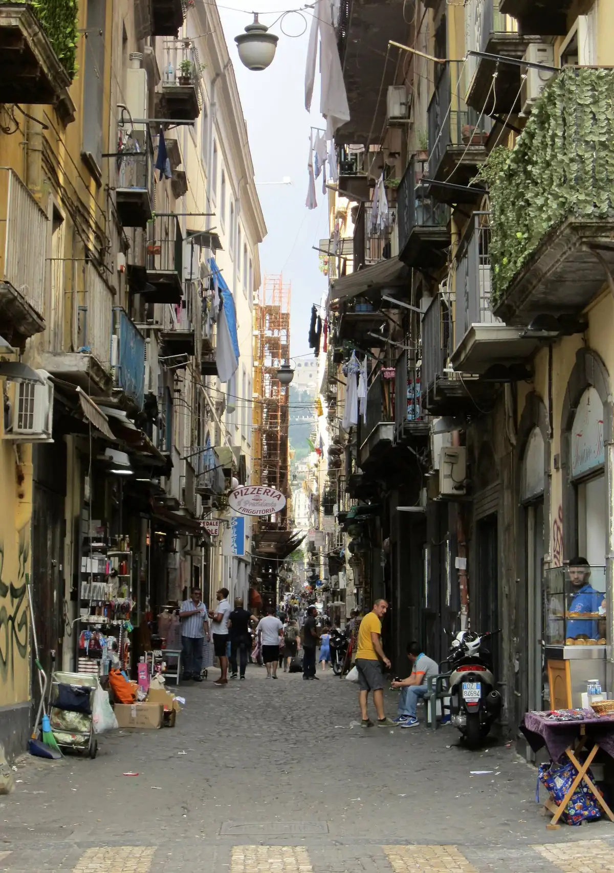 Ruelle étroite de Via San Biagio dei Librai, partie de Spaccanapoli, avec échoppes et balcons