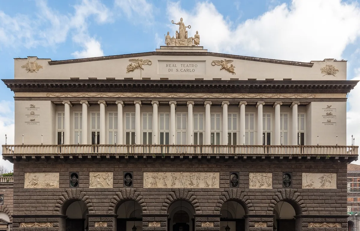 Façade néoclassique à colonnes de l'opéra Teatro di San Carlo à Naples