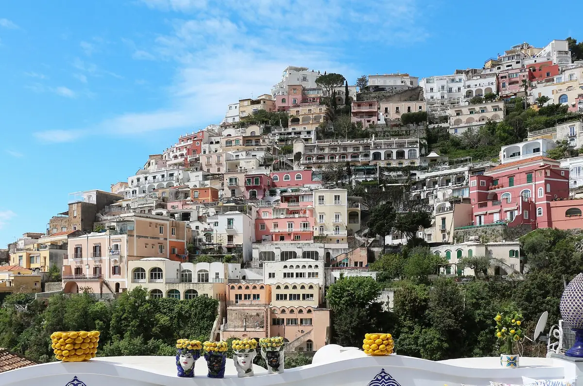 Rosa und weiße Häuser von Positano, die den Hang der Amalfiküste hinaufklettern
