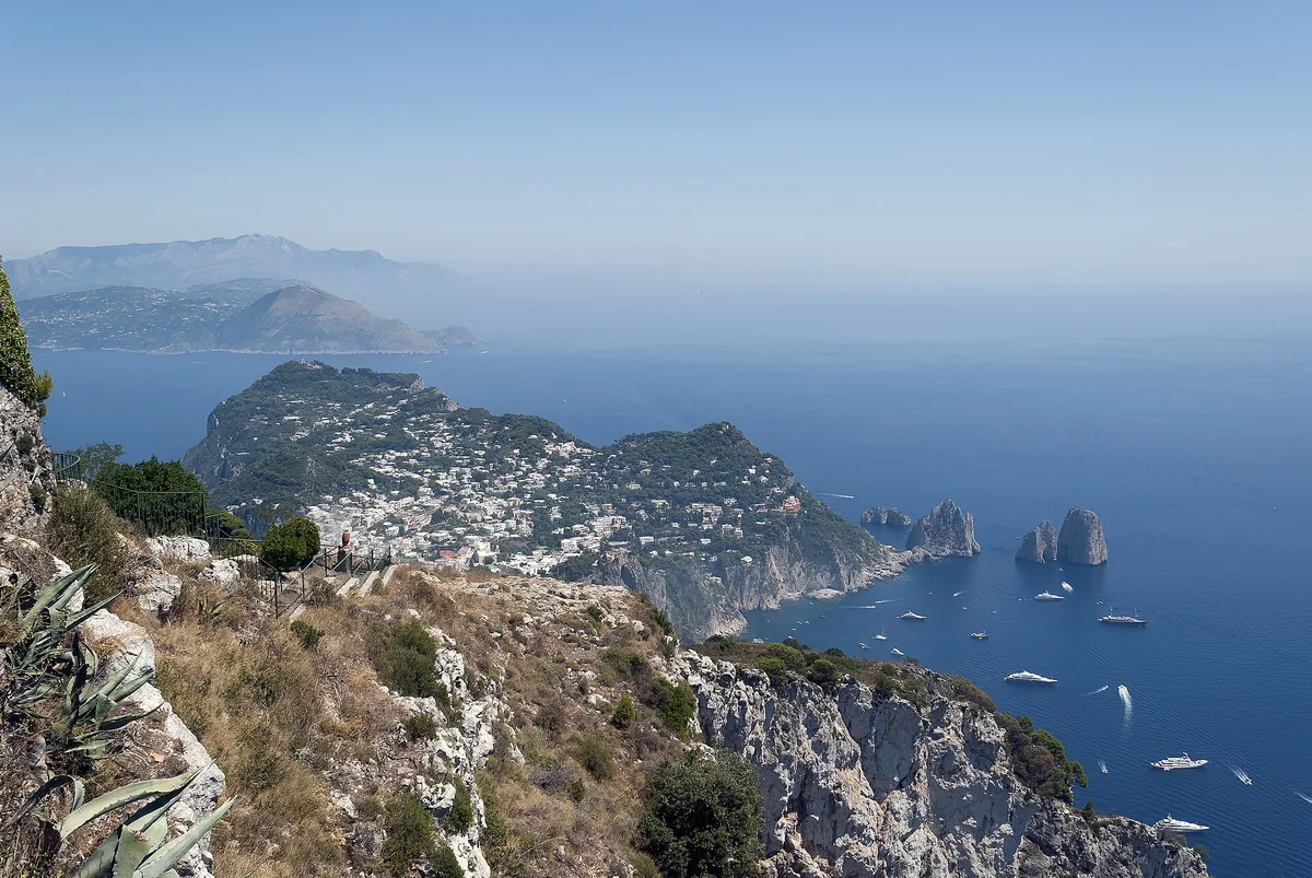 Blick vom Monte Solaro über die Klippen von Capri zu den Faraglioni