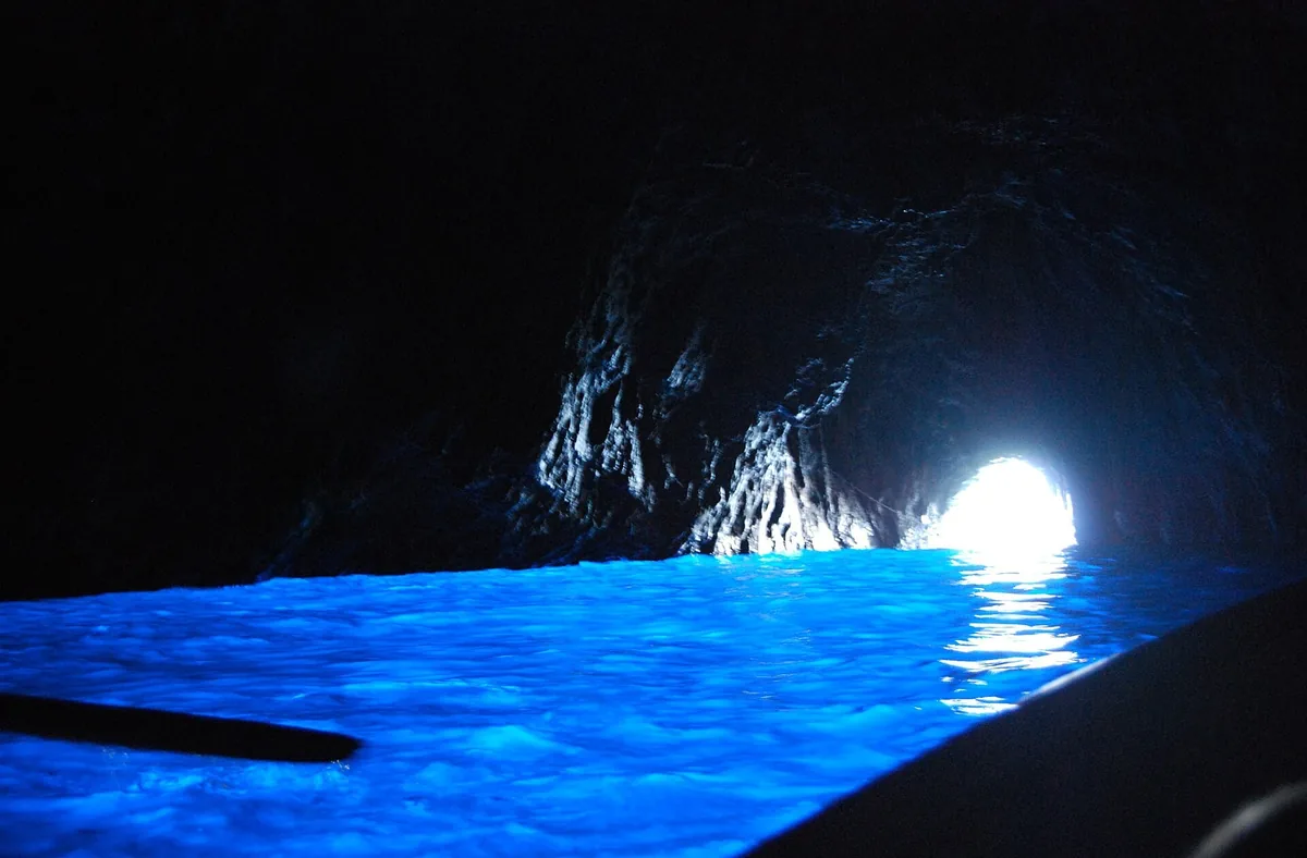 Das leuchtend blaue Wasser in der Blauen Grotte auf Capri
