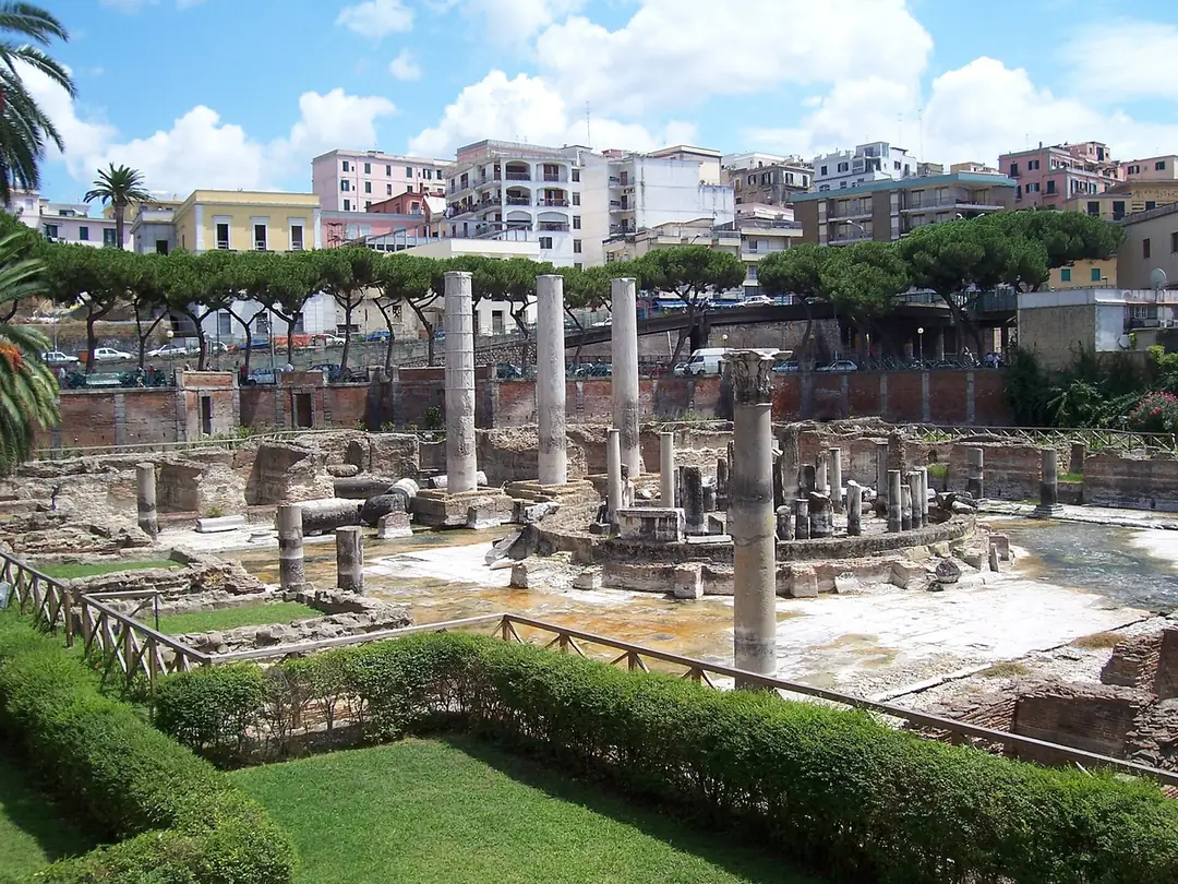 Die zerstörten Säulen des römischen Macellum, auch Serapeum genannt, in Pozzuoli