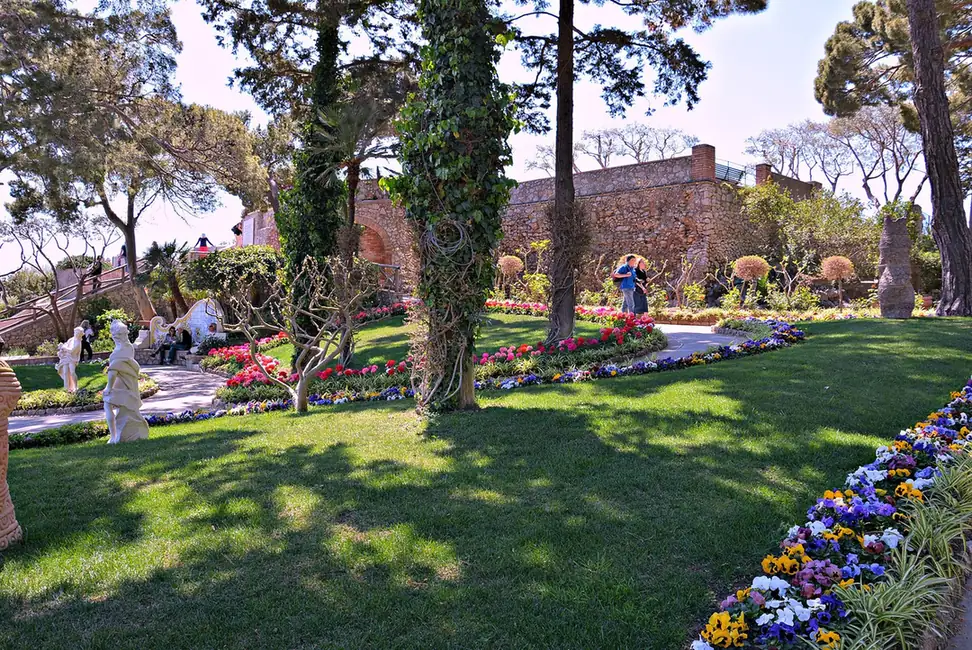 Blumenbeete und Pinien in den Giardini di Augusto auf Capri
