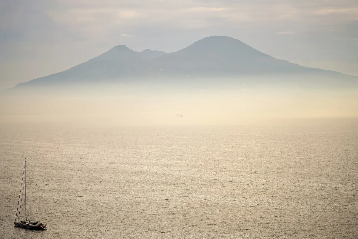 Vesuv und Monte Somma, die sich über dem Dunst der Bucht von Neapel erheben
