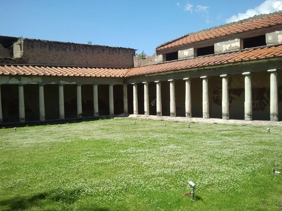 Säulenumgang im Peristylgarten der Villa Poppaea in Oplontis
