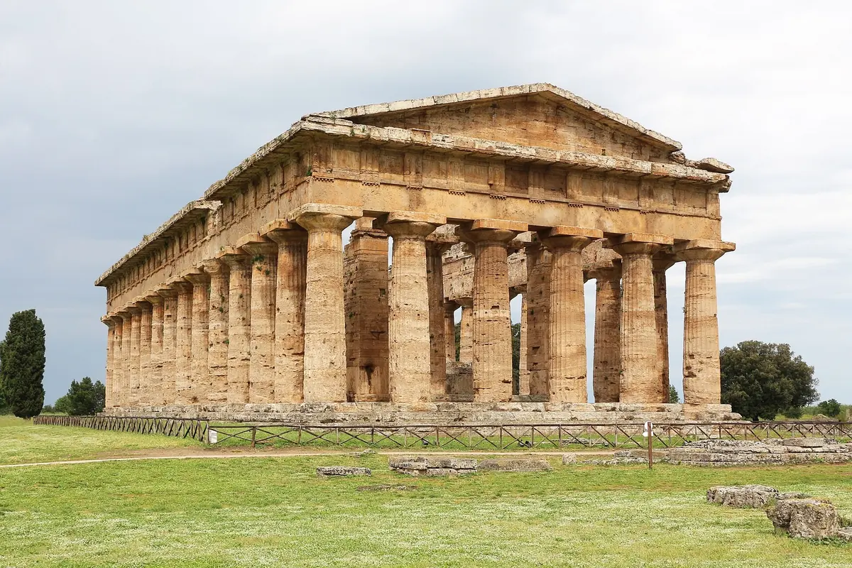Der dorische Poseidon-Tempel von Paestum auf einem grünen Rasen