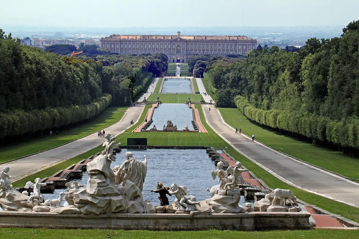 Die Reggia di Caserta am Ende ihrer langen Allee mit Parkbrunnen