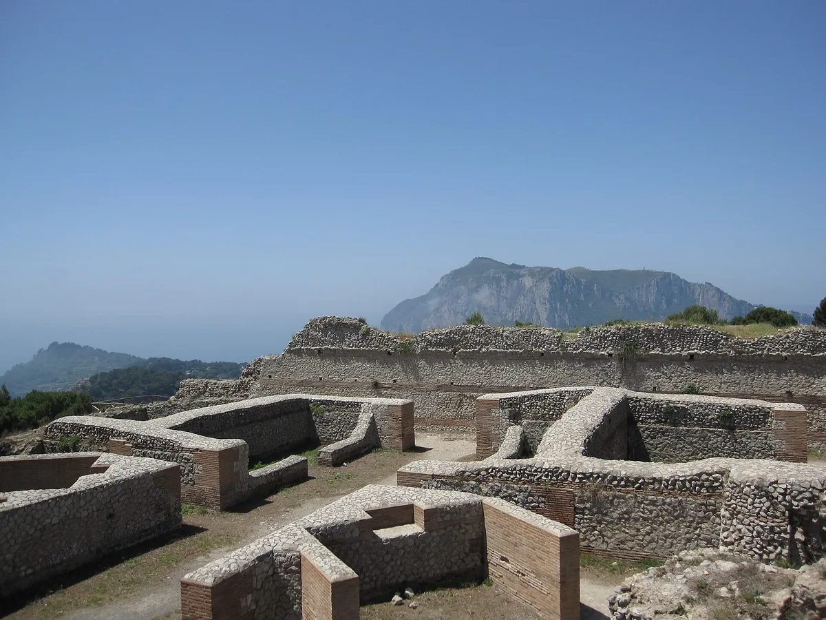 Ziegelruinen von Tiberius’ Villa Jovis auf Capri über dem Meer