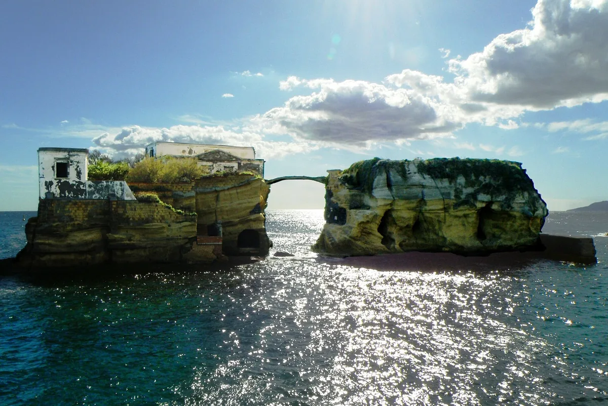 Les deux îlots rocheux de la Gaiola reliés par un petit pont au large de la côte de Posillipo