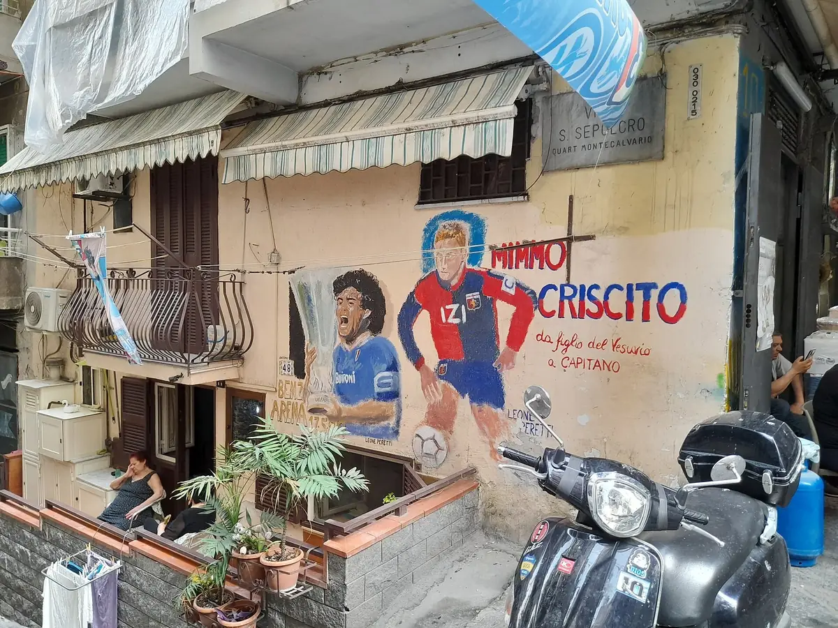 Fresque de football représentant Maradona et Criscito sur un mur des Quartieri Spagnoli, à côté d’un scooter