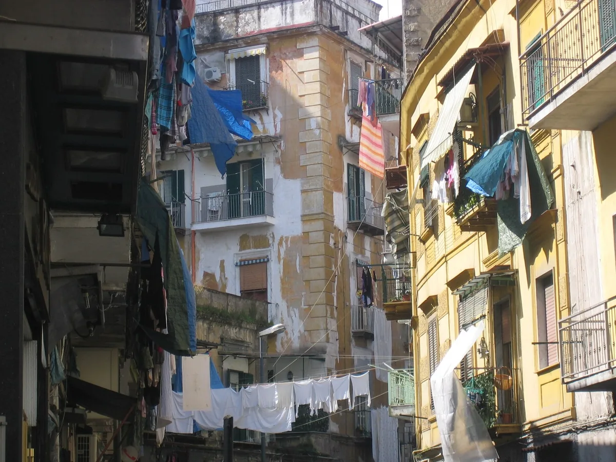 Du linge étendu entre les balcons d'une ruelle étroite du Rione Sanità
